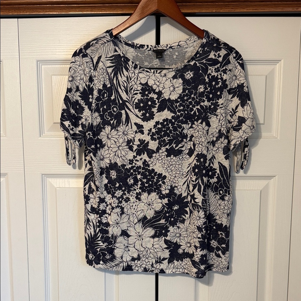 Ann Taylor Navy and White Floral Short Sleeve Tee